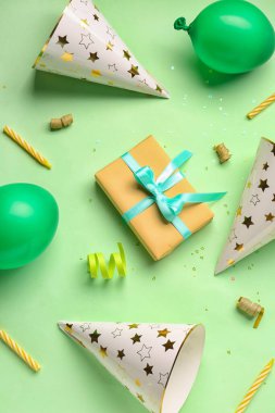 Soluk yeşil arkaplanda farklı bir parti dekoru