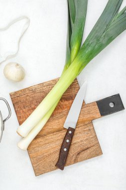 Beyaz arka planda farklı türde soğan bulunan ahşap tahta.