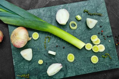 Grunge siyah arkaplanda farklı soğan türleri olan tahta