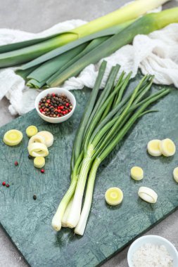 Grunge Grey arka planında farklı soğan türleri olan tahta