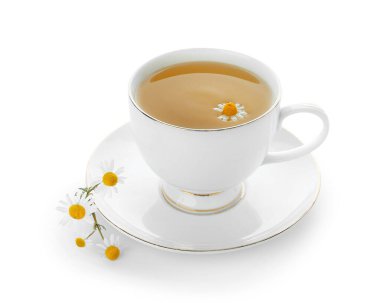Beyaz arka planda izole edilmiş bir fincan sıcak papatya çayı