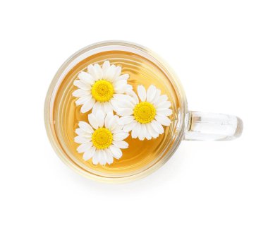 Beyaz arka planda izole edilmiş bir fincan sıcak papatya çayı