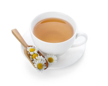 Beyaz arka planda kepçeli sıcak papatya çayı.