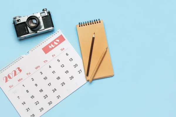 Samenstelling Met Kalender Fotocamera Notebook Potloden Blauwe Achtergrond — Stockfoto