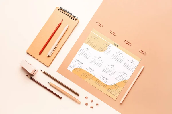 带有米色背景的日历 笔记本 铅笔和文具的作文 — 图库照片