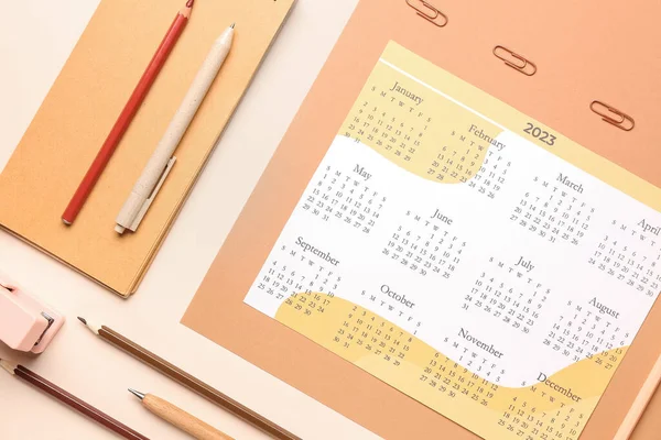 Kompozice Kalendářem Notebookem Tužkami Stacionárním Béžovém Pozadí — Stock fotografie