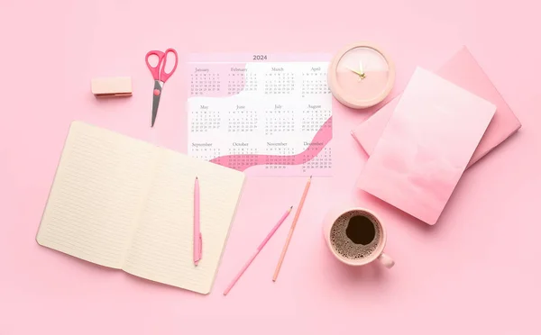 Composizione Con Calendario Tazzina Caffè Sveglia Stazionario Sfondo Rosa — Foto Stock