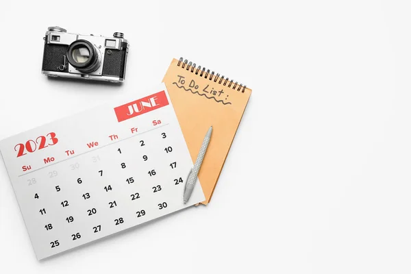 Kalendarz Aparat Fotograficzny Lista Zadań Długopis Białym Tle — Zdjęcie stockowe