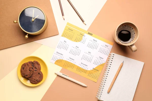 Composizione Con Calendario Tazzina Caffè Biscotti Sveglia Sfondo Colorato — Foto Stock