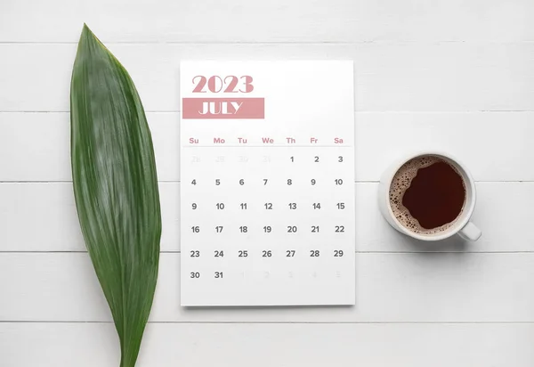 Календарь Тропический Лист Чашка Кофе Белом Деревянном Фоне — стоковое фото