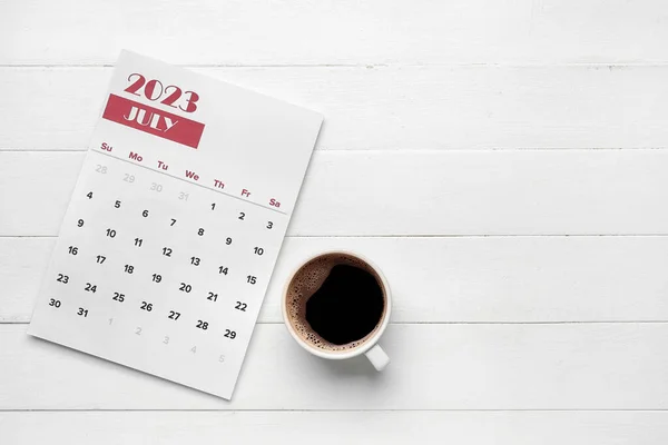 Календарь Чашка Кофе Белом Деревянном Фоне — стоковое фото
