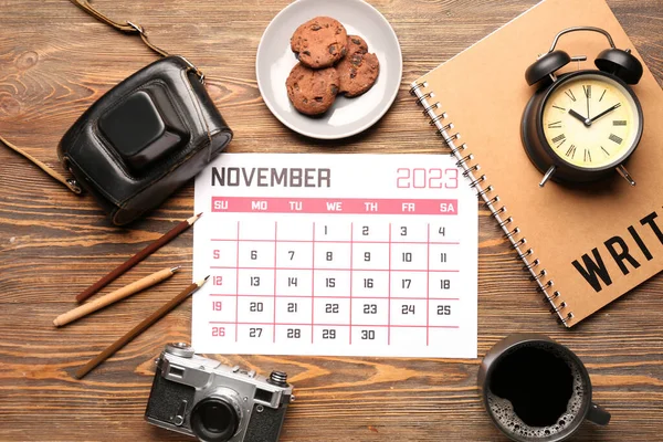 Composizione Con Calendario Macchina Fotografica Tazza Caffè Biscotti Sfondo Legno — Foto Stock