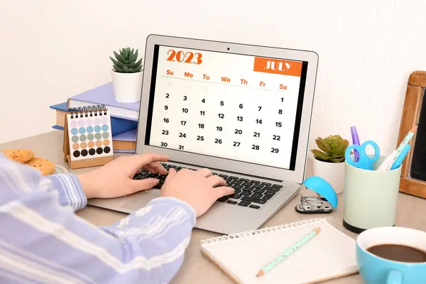 Mujer Usando Portátil Moderno Con Calendario Lugar Trabajo — Foto de Stock