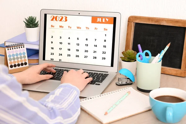 Mujer Usando Portátil Moderno Con Calendario Lugar Trabajo — Foto de Stock