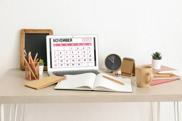 Moderní Notebook Kalendářem Pracovišti — Stock fotografie