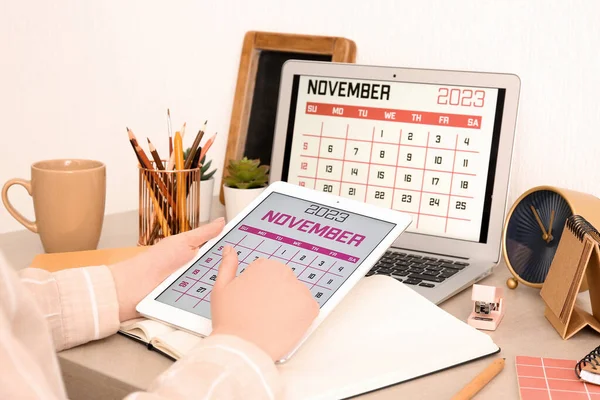 Donna Che Tiene Tablet Computer Con Calendario Sul Posto Lavoro — Foto Stock