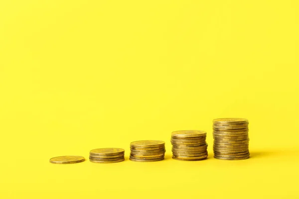 黄色の背景にコインのスタック — ストック写真