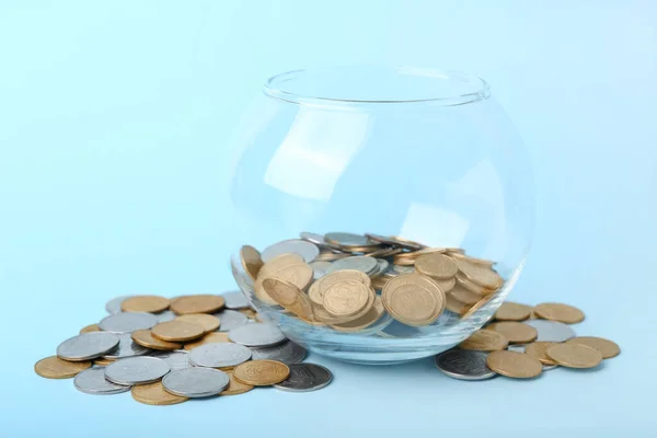 青い背景にコインを持つジャー 貯蓄概念 — ストック写真