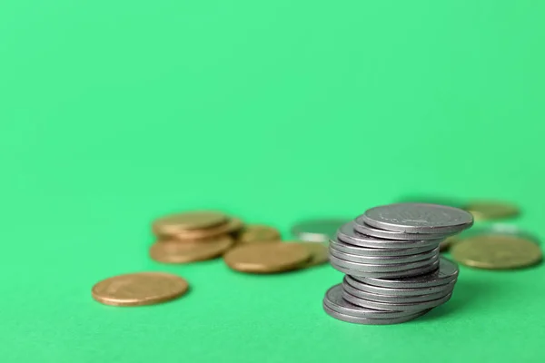 緑色の背景上のコインのスタック — ストック写真