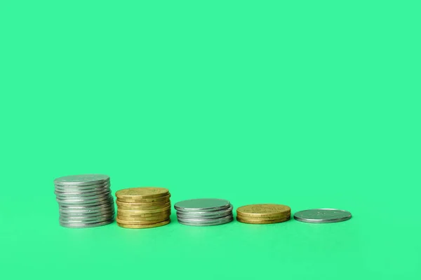緑の背景にコインのスタック — ストック写真