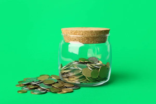 緑の背景にコインで閉じた瓶 貯蓄概念 — ストック写真