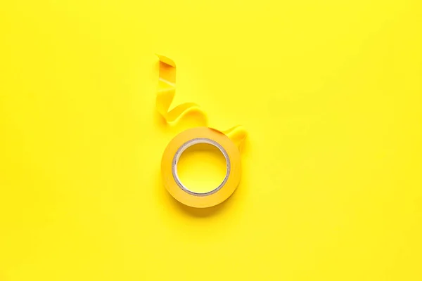 Рулон Клейкої Стрічки Жовтому Фоні — стокове фото