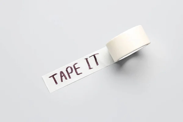テキスト付き粘着テープロールグレーの背景にテープIt — ストック写真
