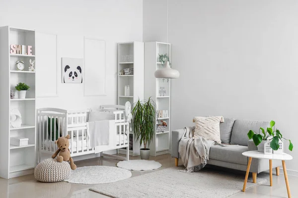 Elegante Interior Habitación Infantil Tonos Blancos Con Cama Bebé Estantería —  Fotos de Stock