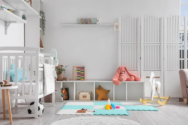 Stilvolles Interieur Des Kinderzimmers Mit Babybett Und Spielzeug — Stockfoto