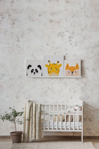 Stilvolles Interieur Des Kinderzimmers Mit Babybett Und Gemälden — Stockfoto
