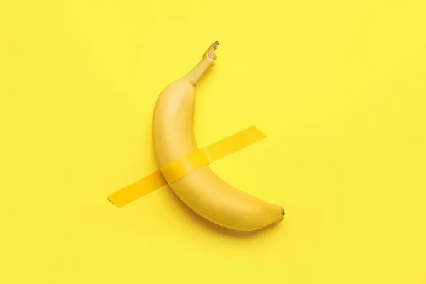배경에 테이프가 바나나 — 스톡 사진