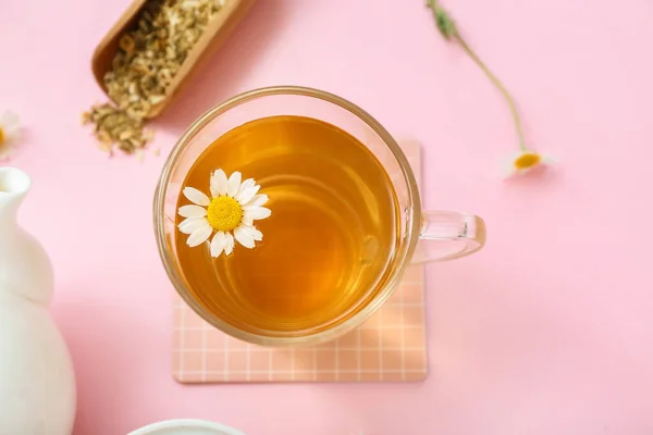 Чайник Чашка Горячего Ромашкового Чая Розовом Фоне — стоковое фото