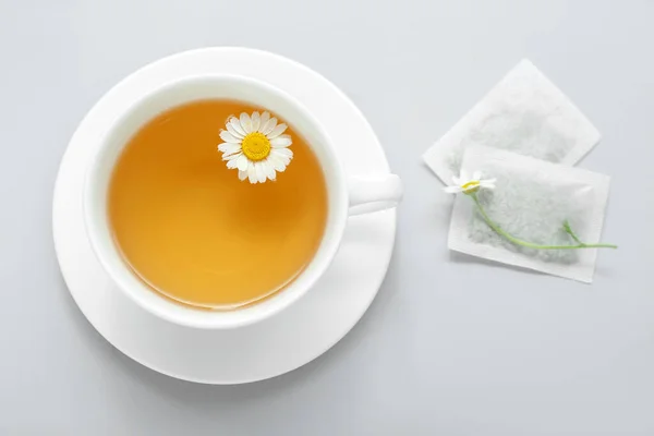 Xícara Chá Camomila Aromático Fundo Branco — Fotografia de Stock