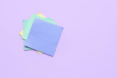 Menekşe arkaplan üzerine yapışkan notlar. Konsepti güncelle