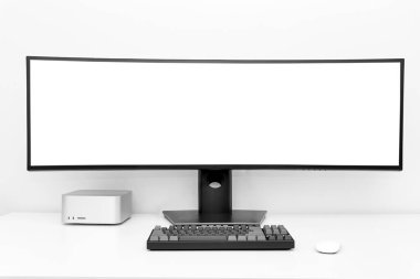 Işık duvarının yanında bilgisayar ve kablosuz ağ yönlendiricisi olan modern işyeri