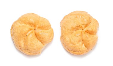 Kaiser beyaz arkaplanda yuvarlanıyor