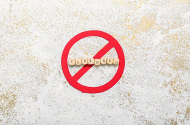 Kelime CENSORED ile grunge arkaplanda yasaklama işareti ile