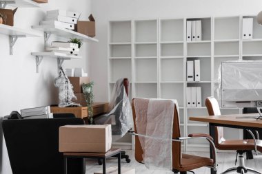 Taşınma gününde iş yerleri ve karton kutularla birlikte ofis içi