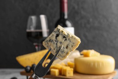 Lezzetli peynirli çatal, yakın plan.