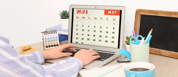 Businesswoman Laptop Using Calendar Application Office — Stock fotografie