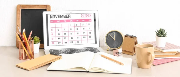 Kalendář Pro Listopad 2023 Obrazovce Notebooku Notebooku Budíku Kancelářských Potřeb — Stock fotografie