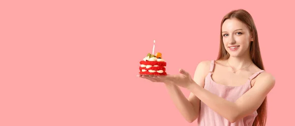 Piękna Młoda Kobieta Smacznym Tortem Urodzinowym Różowym Tle Miejscem Tekst — Zdjęcie stockowe