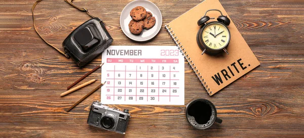 Calendario Novembre 2023 Sveglia Fotocamere Biscotti Caffè Notebook Sfondo Legno — Foto Stock