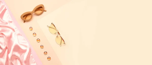 Сонцезахисні Окуляри Скляними Каменями Рожевою Тканиною Бежевому Фоні Простором Тексту — стокове фото
