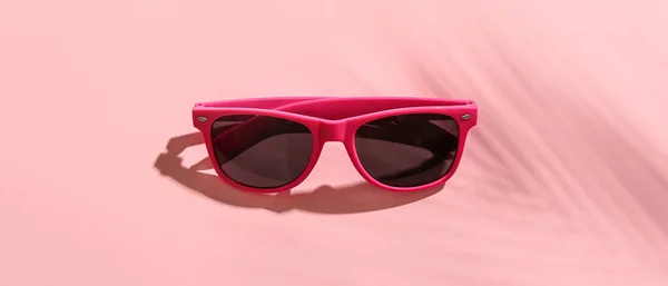 Snygga Solglasögon Rosa Bakgrund — Stockfoto