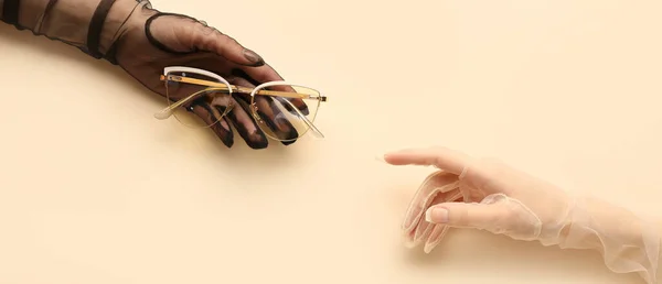 Vrouwelijke Handen Kanten Handschoenen Met Bril Lichte Ondergrond — Stockfoto