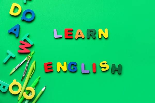Текст Learn English Шкільними Канцелярськими Приладдям Листами Зеленому Тлі — стокове фото