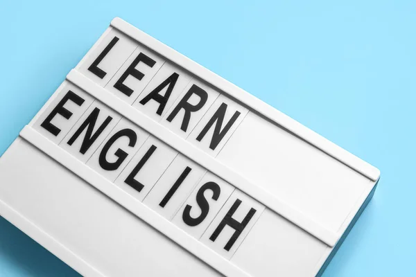 Deska Tekstem Learn Anglish Niebieskim Tle — Zdjęcie stockowe