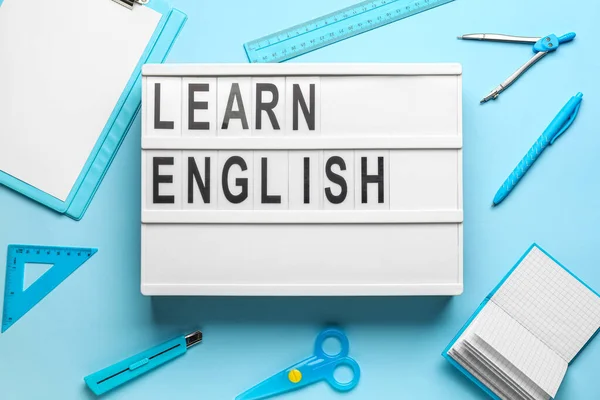 Mavi Arkaplanda Learn English Okul Kırtasiyesine Sahip Tahta — Stok fotoğraf