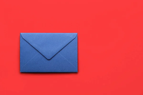 Envelope Azul Fundo Vermelho Conceito Mensagem — Fotografia de Stock